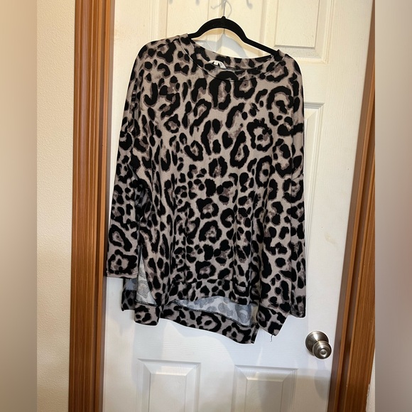 Amaryllis plush knit long sleeve tee with split hem - Picture 1 of 3